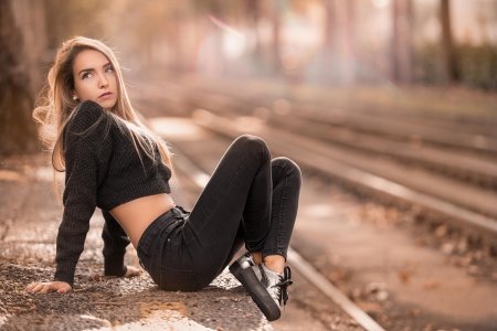 Девушка в джинсах