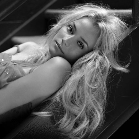 Красивая девушка блондинка