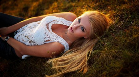 Красивые блондинки на природе