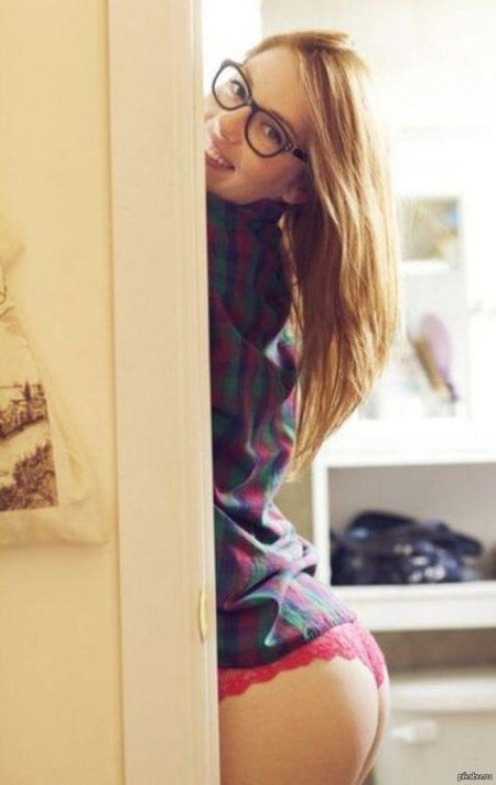 Милая девушка в очках