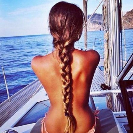 Девушка с косичками