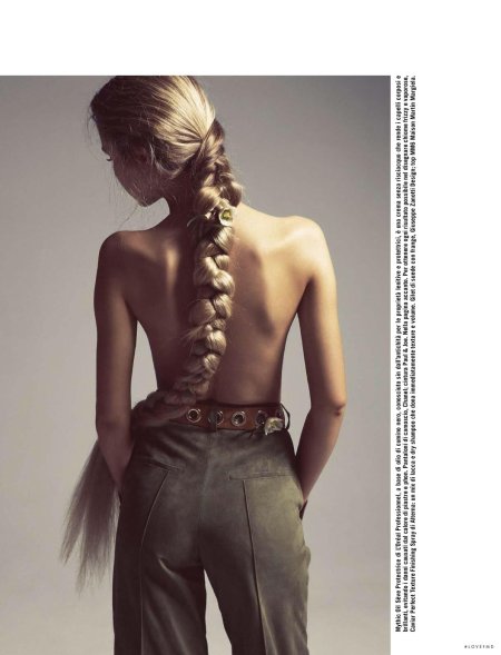 Девушка с длинной косой