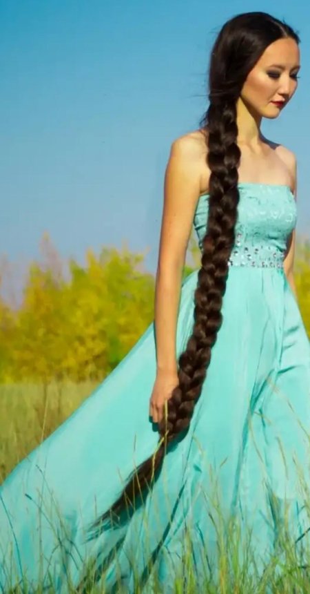 Девушки с длинными косами