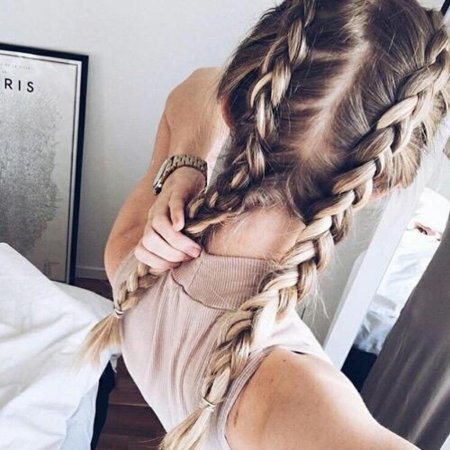 Девушки с косичками