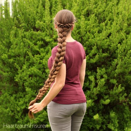 Девушка с длинной косой