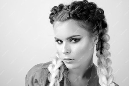 Девушка с косами