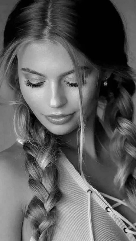 Красивая девушка с косой