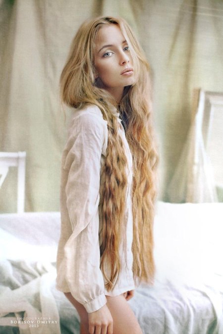 Девушка с длинными светлыми волосами