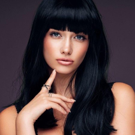 Брюнетка с челкой