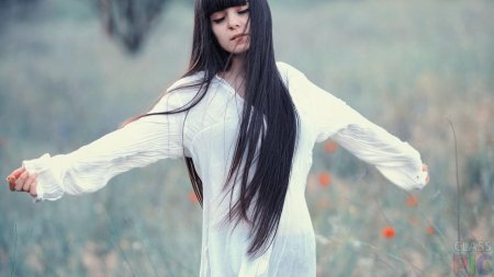 Брюнетка с длинными волосами