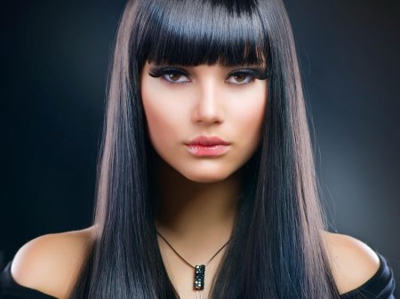 Девушка с челкой