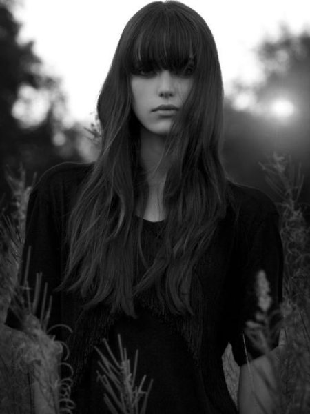 Девушка с чёлкой и длинными волосами