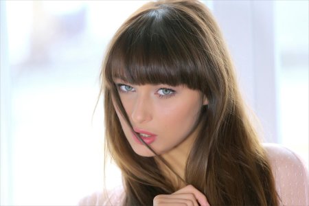 Эмили шатенка сероглазая