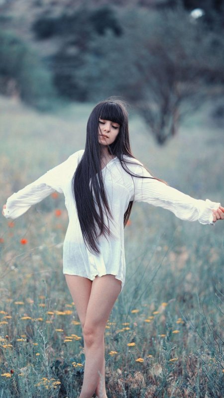 Брюнетка с длинными волосами