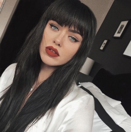 Кристина базан с челкой и черными волосами