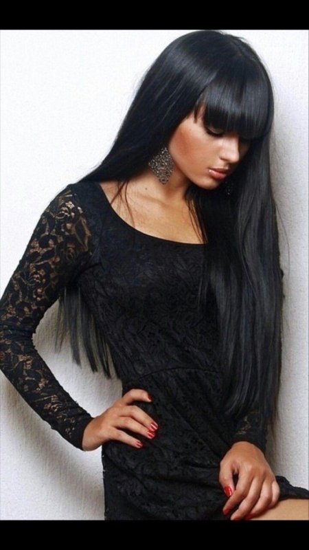 Брюнетка с челкой и длинными волосами