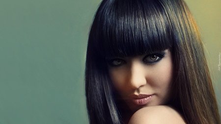 Девушка с прямой челкой