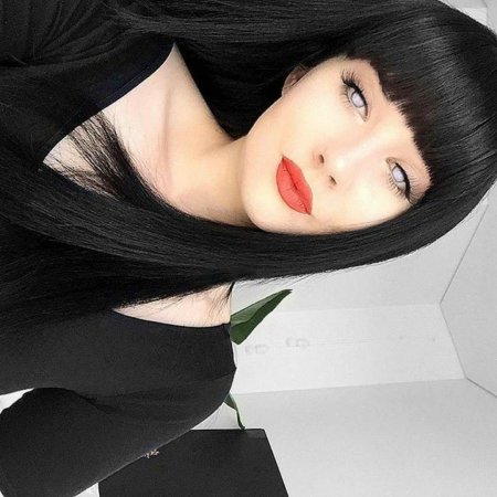 Девушка с черными волосами и челкой