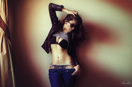 Девушка в бюстгальтере и джинсах