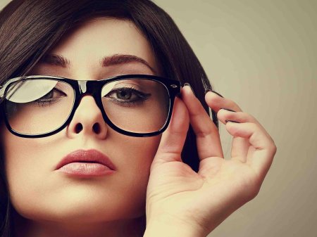 Крупный портрет девушки в очках