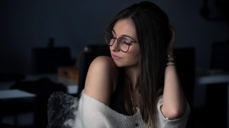 Девушка брюнетка