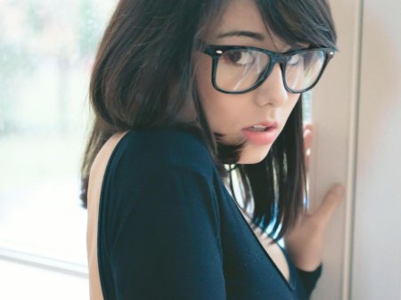 Девушка с каре в очках