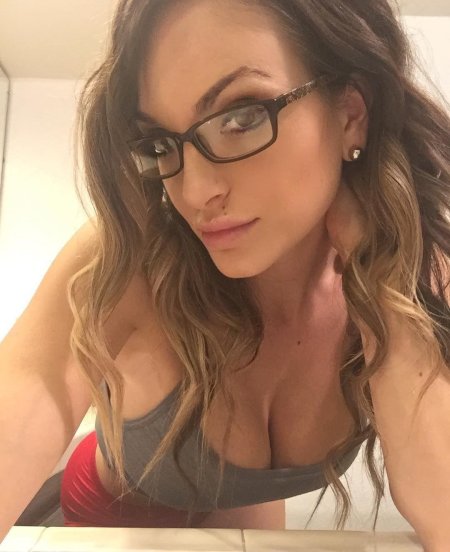 Порнозвезда в очках