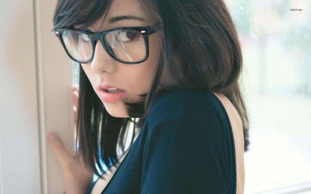 Девушка в очках