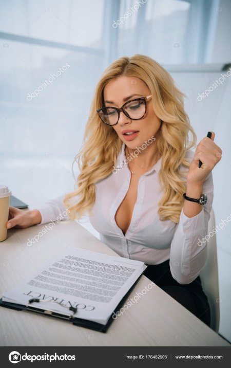 Бизнес леди в очках секси