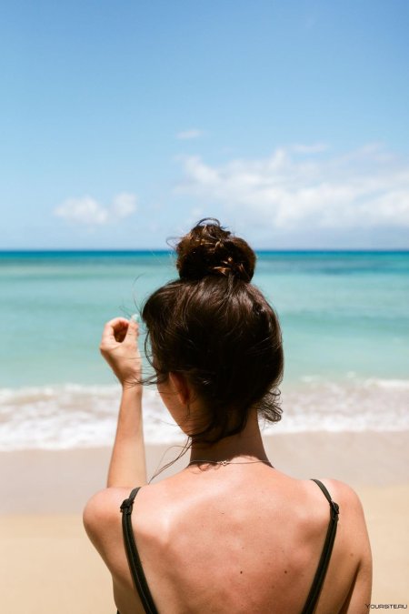 Девушка на море со спины