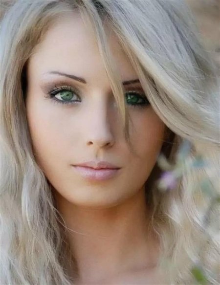 Блондинка с зелеными глазами