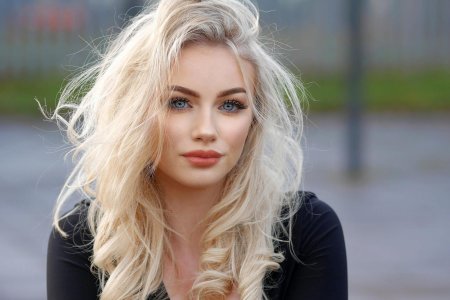 Красивая блондинка