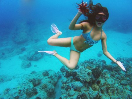 Девушка плавает под водой