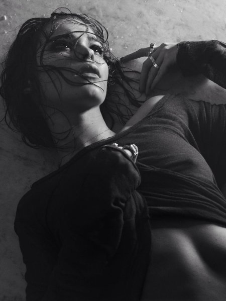 Актриса брюнетка