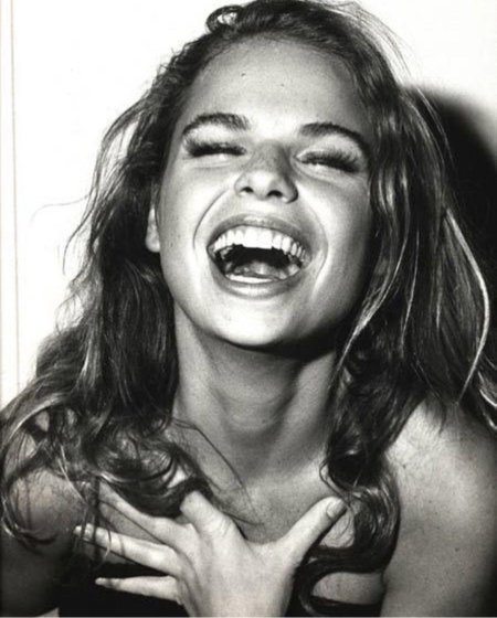 Красивая девушка истеричка