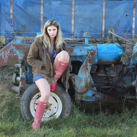 Девушка на тракторе