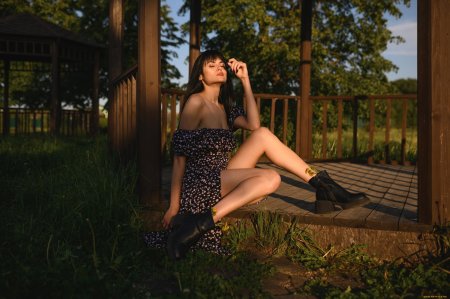 Девушка брюнетка