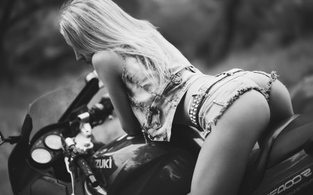 Девушка на мотоцикле