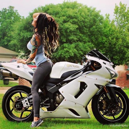 Девушка на спортивном мотоцикле