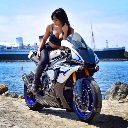 Девушка на спортивном мотоцикле