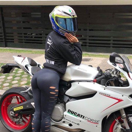 Девушка на мотоцикле