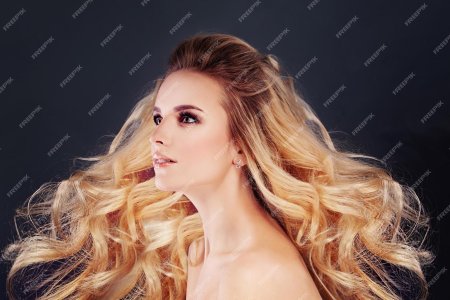 Блондинка с длинными волосами