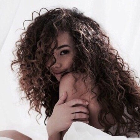 Кудрявая девушка