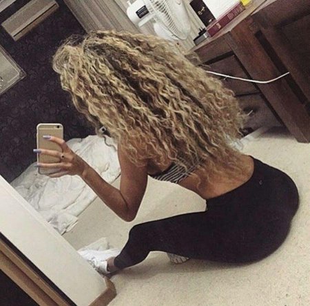 Кудрявая блондинка