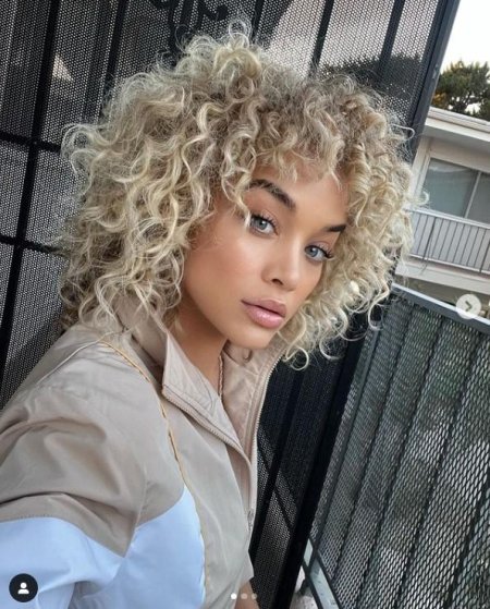 Кудрявая прическа