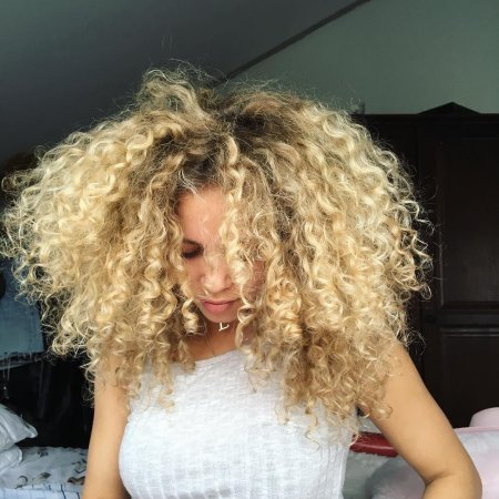 Осветленные кудрявые волосы