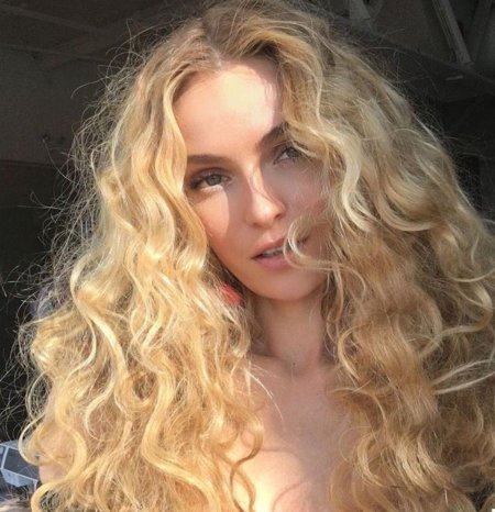 Светлые кудрявые волосы