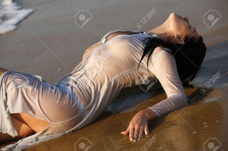 Девушка в мокром платье