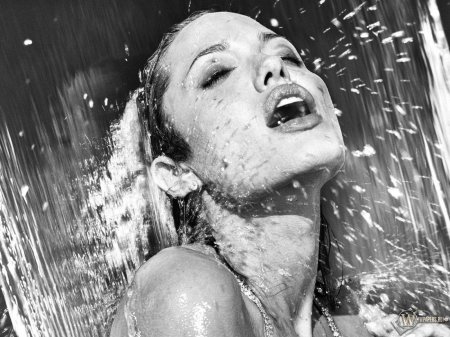 Анджелина джоли мокрая