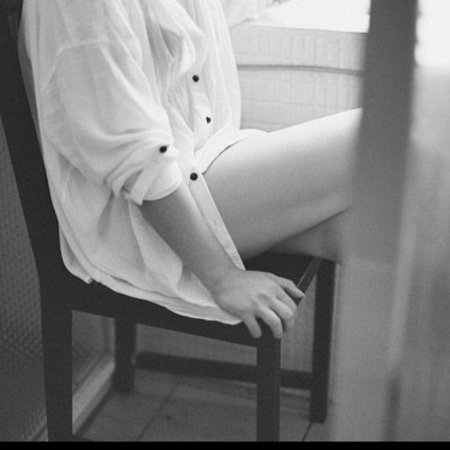 Девушка в белой рубашке